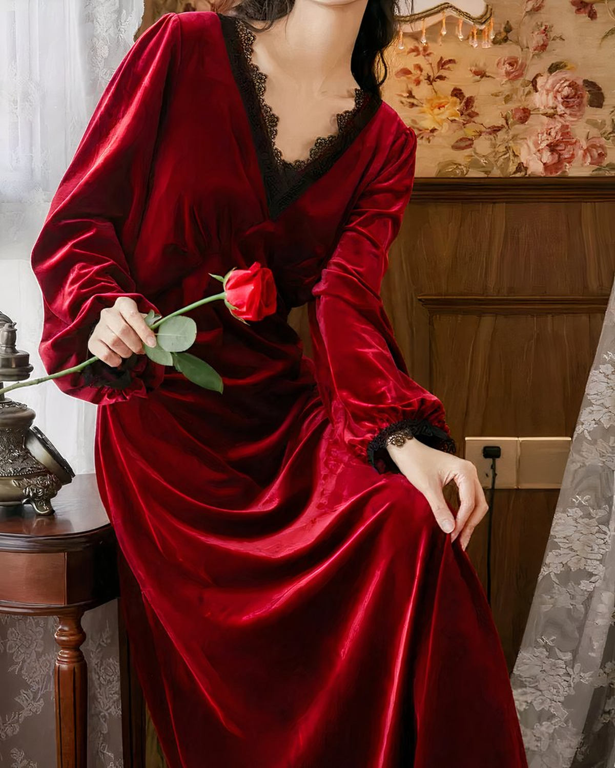 Nuisette manche longue rouge en velours et dentelle portée, assise