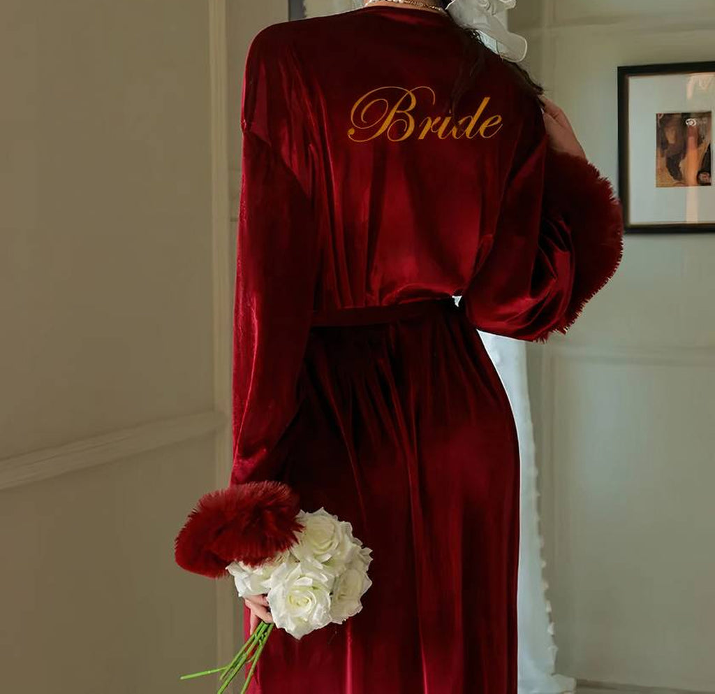 Dos du peignoir rouge, le mot Bride calligraphié en doré entre les omoplates