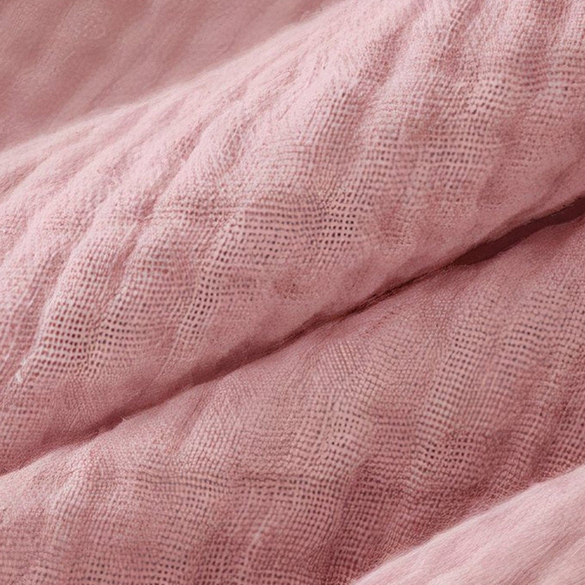 Relief froissé rose poudré, une douceur qui change le soir