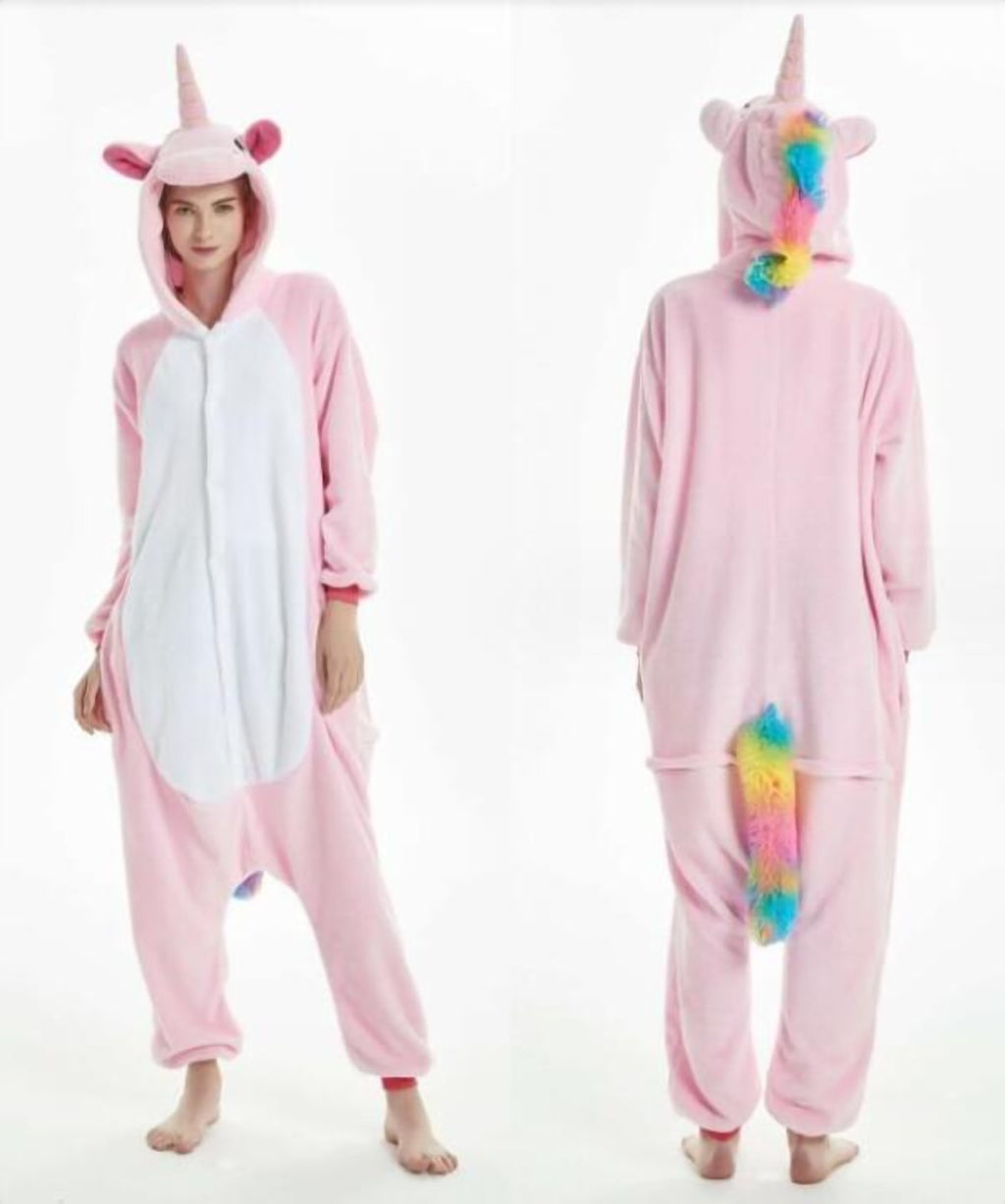 Combinaison pyjama licorne rose vue de face et de dos, avec la queue