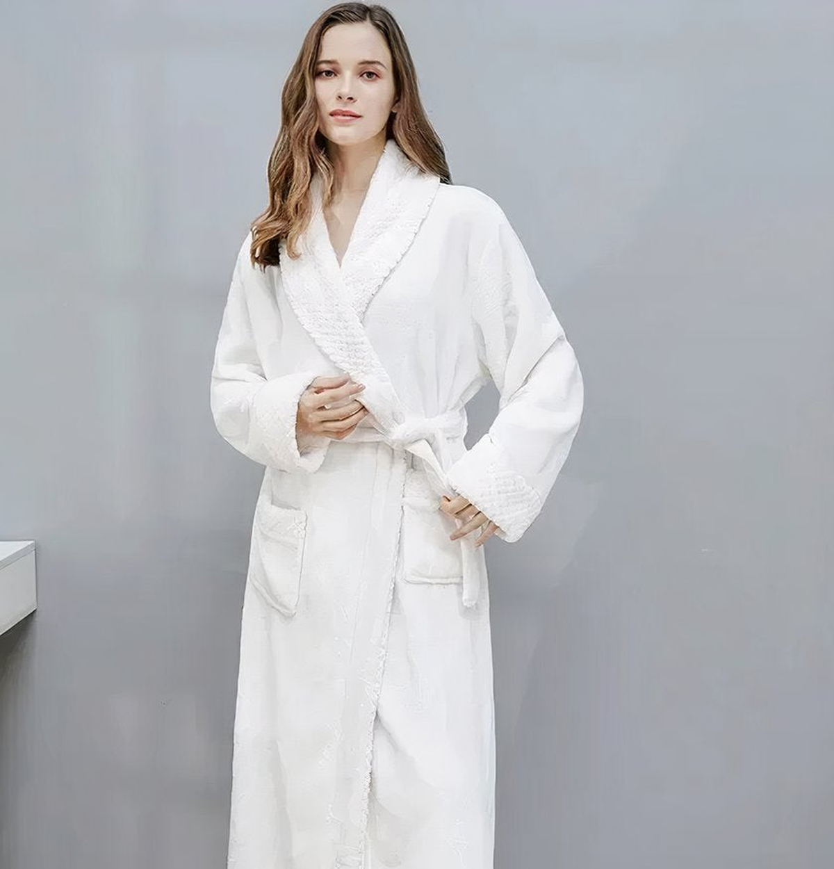 Peignoir hôtel blanc porté par une femme, coupe longue et deux poches
