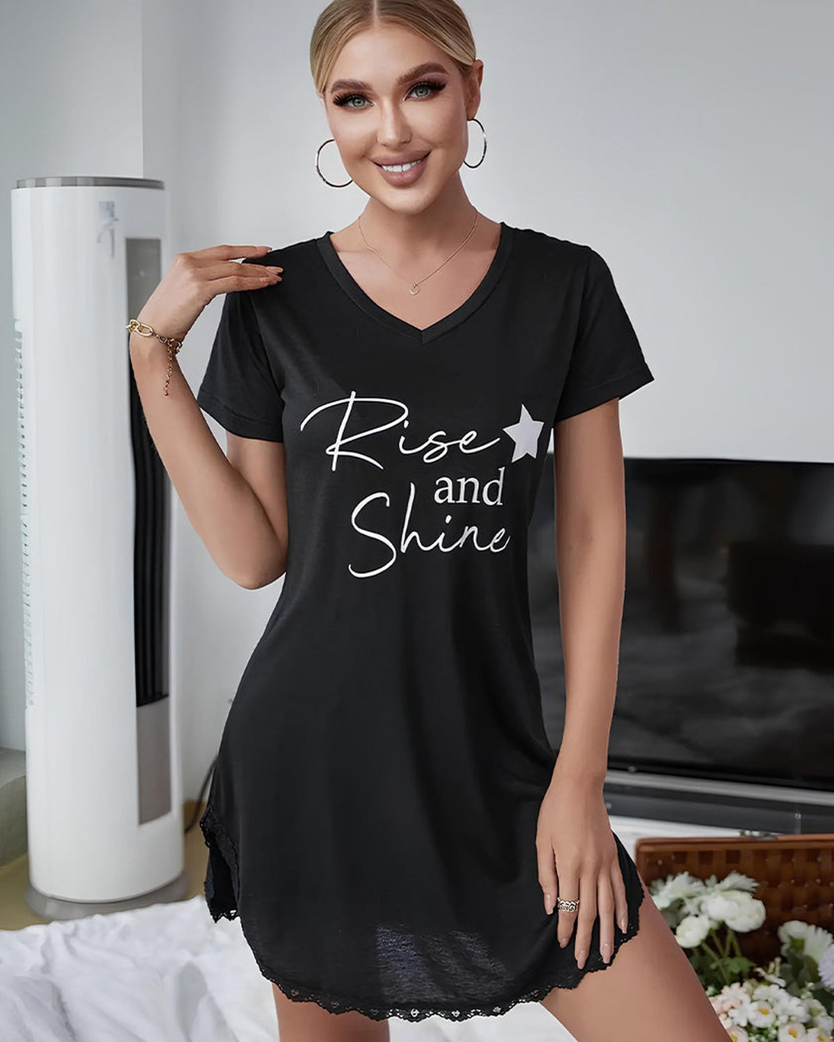 Nuisette manche courte noire a message Rise and Shine portee par le modele de face