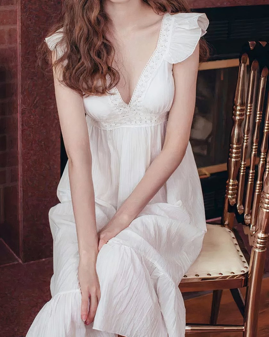 La chemise de nuit blanche portée de face, décolleté en V brodé