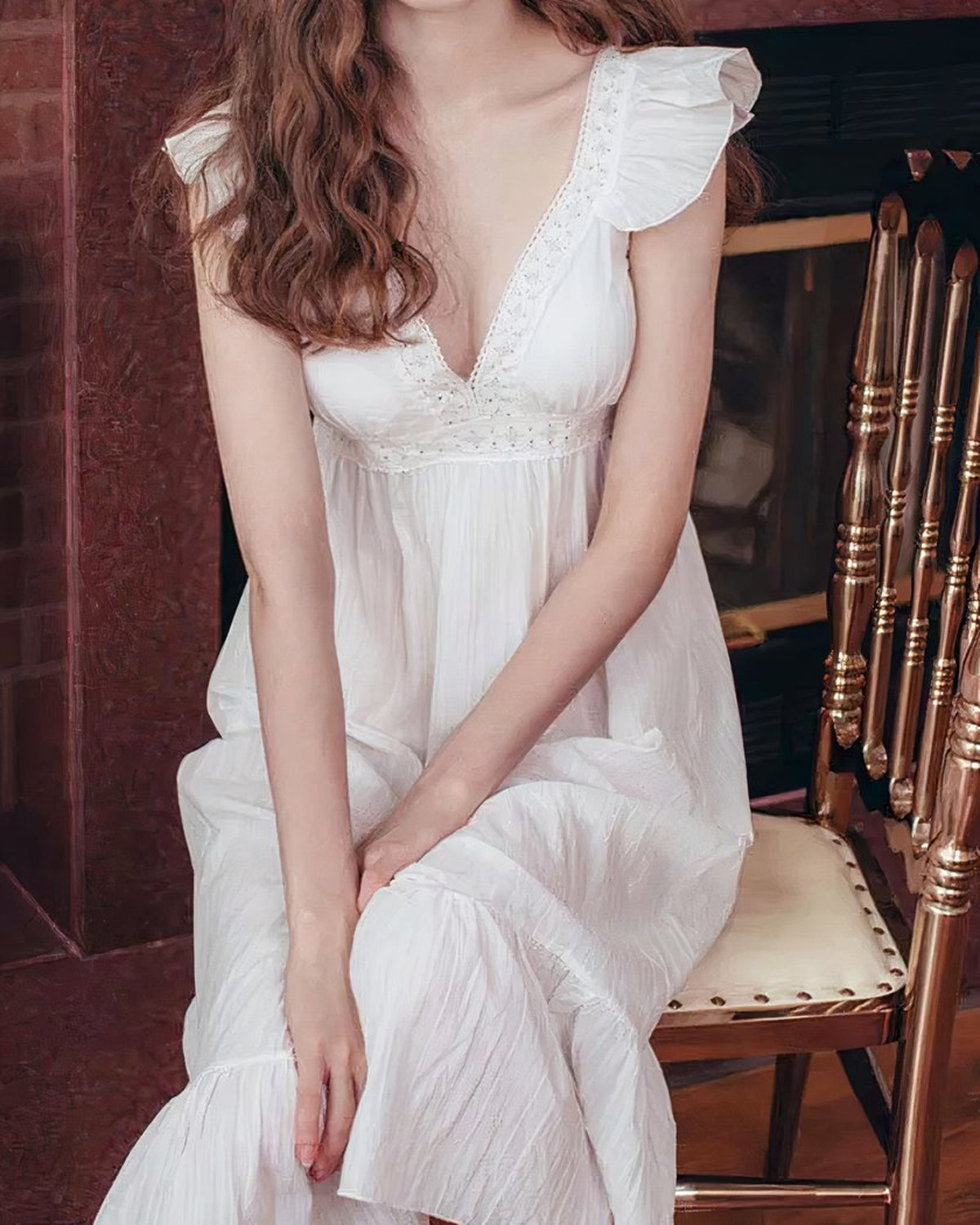 La chemise de nuit blanche portée de face, décolleté en V brodé