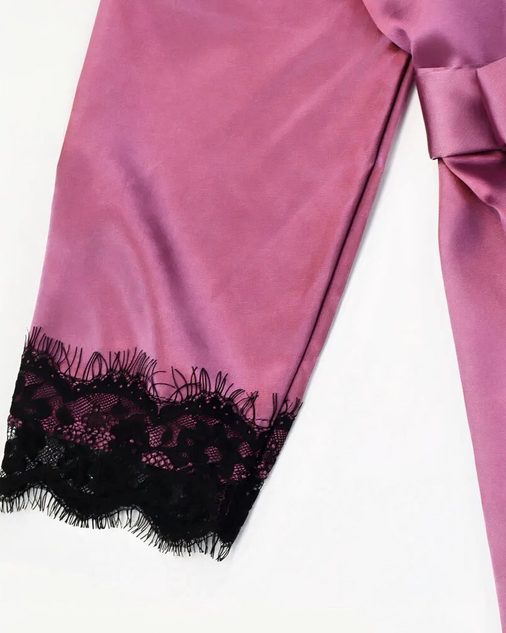 Dentelle noire sur la manche de la robe de chambre rose