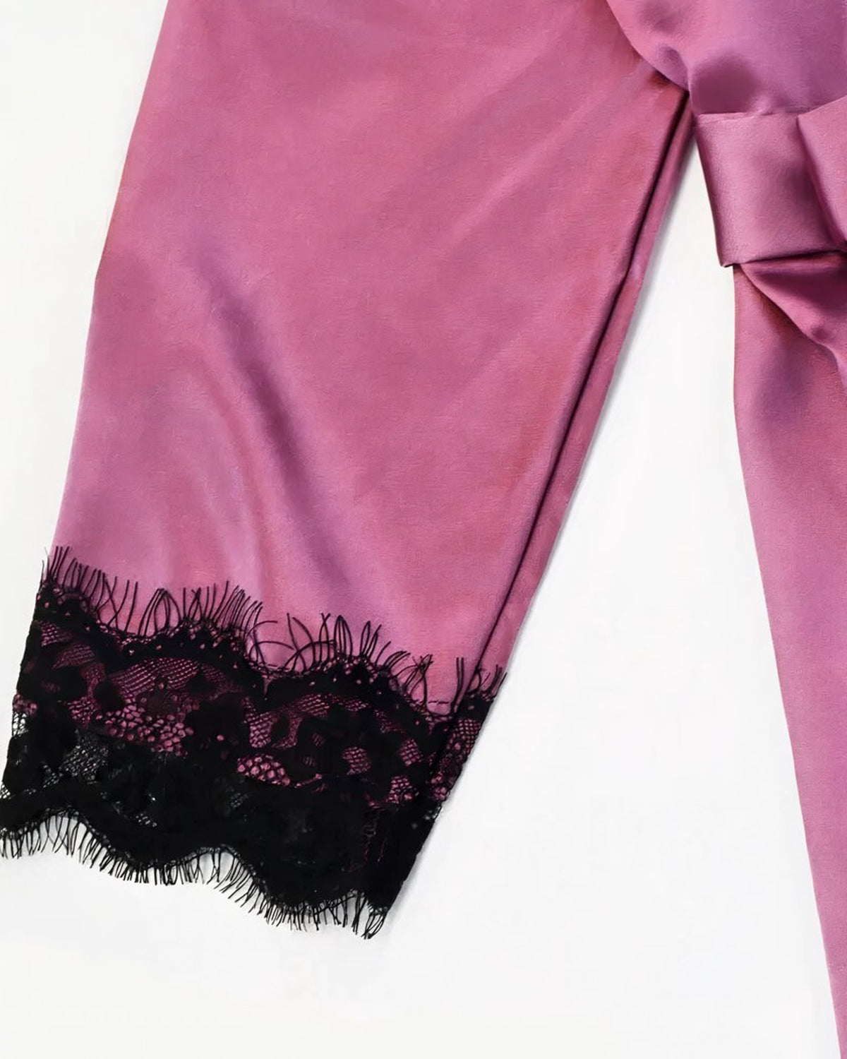 Dentelle noire sur la manche de la robe de chambre rose