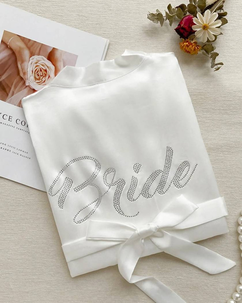 Le peignoir plié à plat, le mot Bride et le noeud de la ceinture
