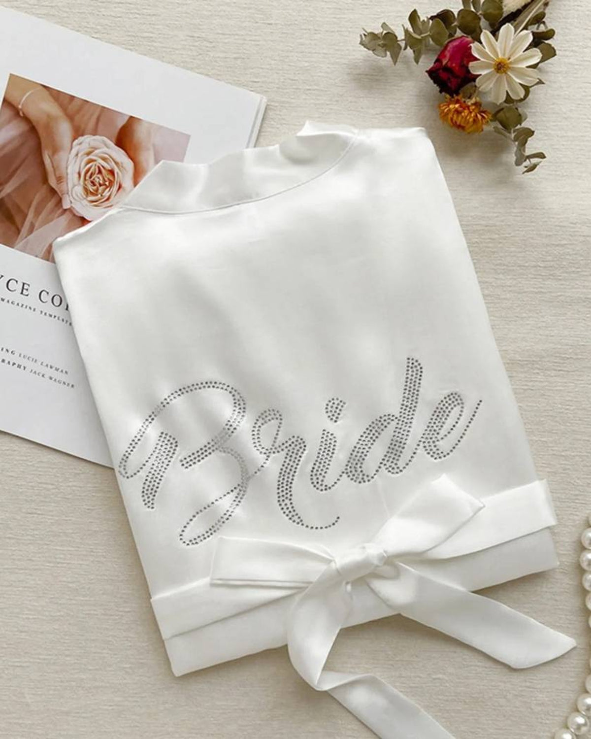 Le peignoir plié à plat, le mot Bride et le noeud de la ceinture