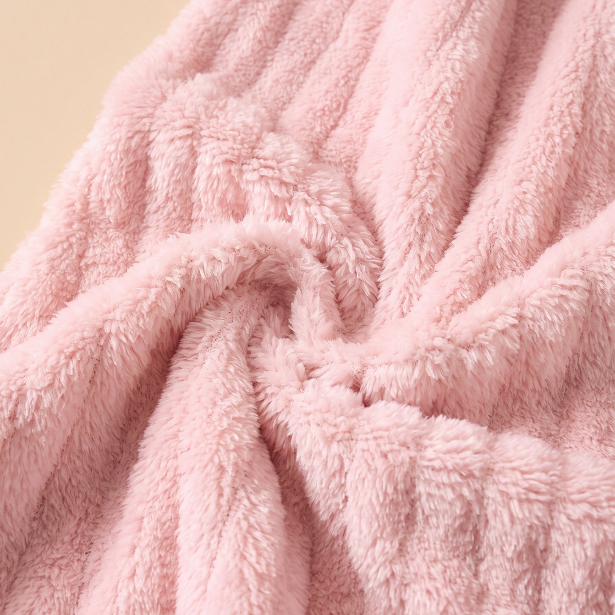 Gros plan sur la texture polaire pelucheuse de la robe de nuit rose