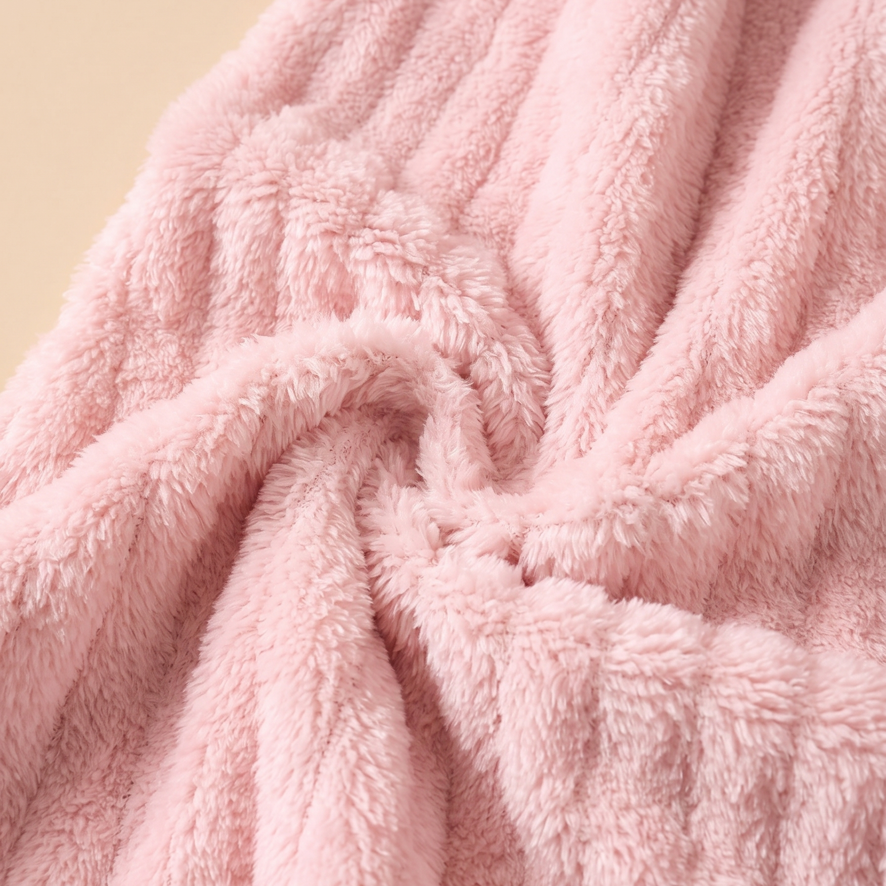 Gros plan sur la texture polaire pelucheuse de la robe de nuit rose Image