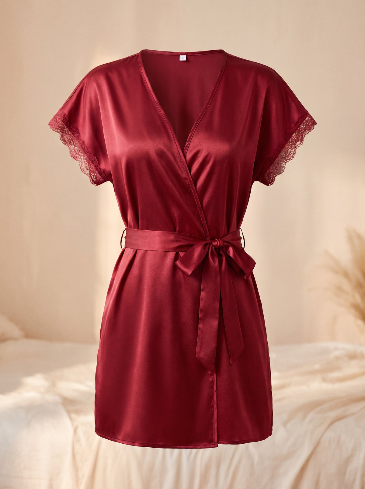 Kimono en satin rouge présenté sur mannequin invisible