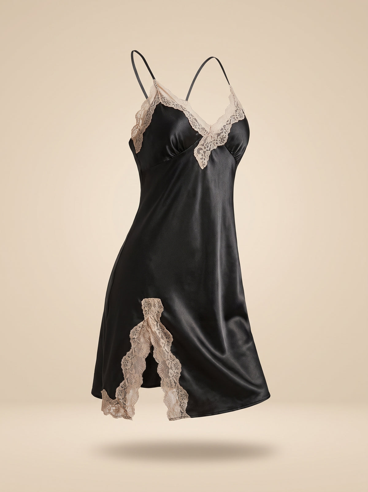 Nuisette noire satinée à dentelle, vue de face sur mannequin invisible