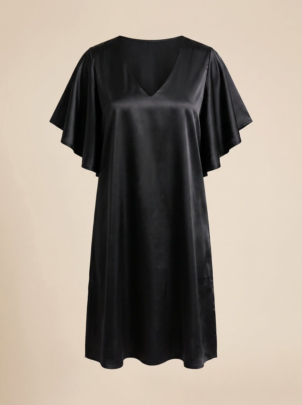 Nuisette noire en satin a col V et manches papillon, presentee sur mannequin invisible