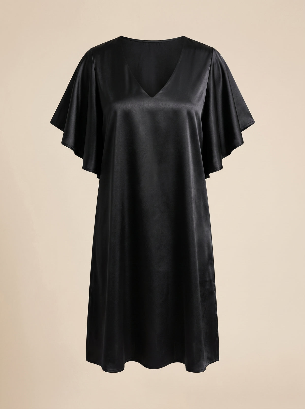 Nuisette noire en satin a col V et manches papillon, presentee sur mannequin invisible