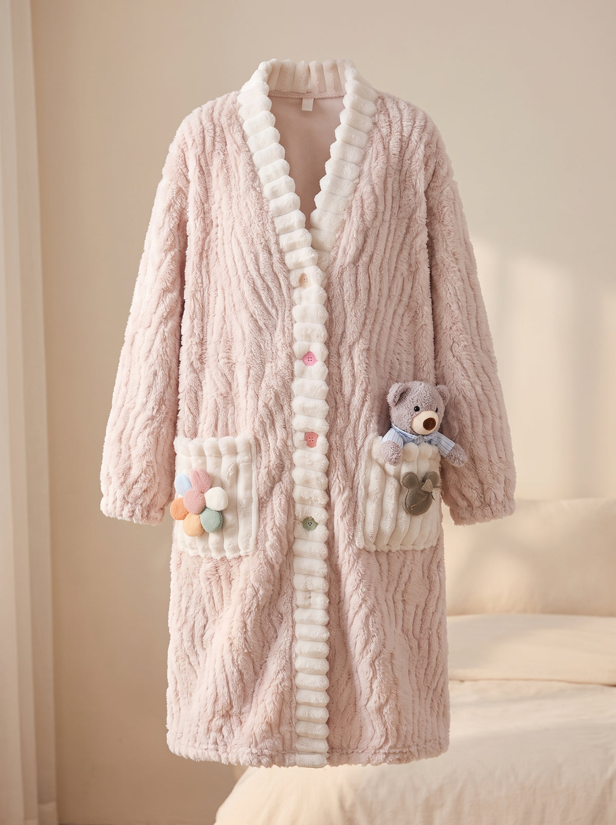 Chemise de nuit polaire rose portée sur mannequin invisible, vue de face en boudoir