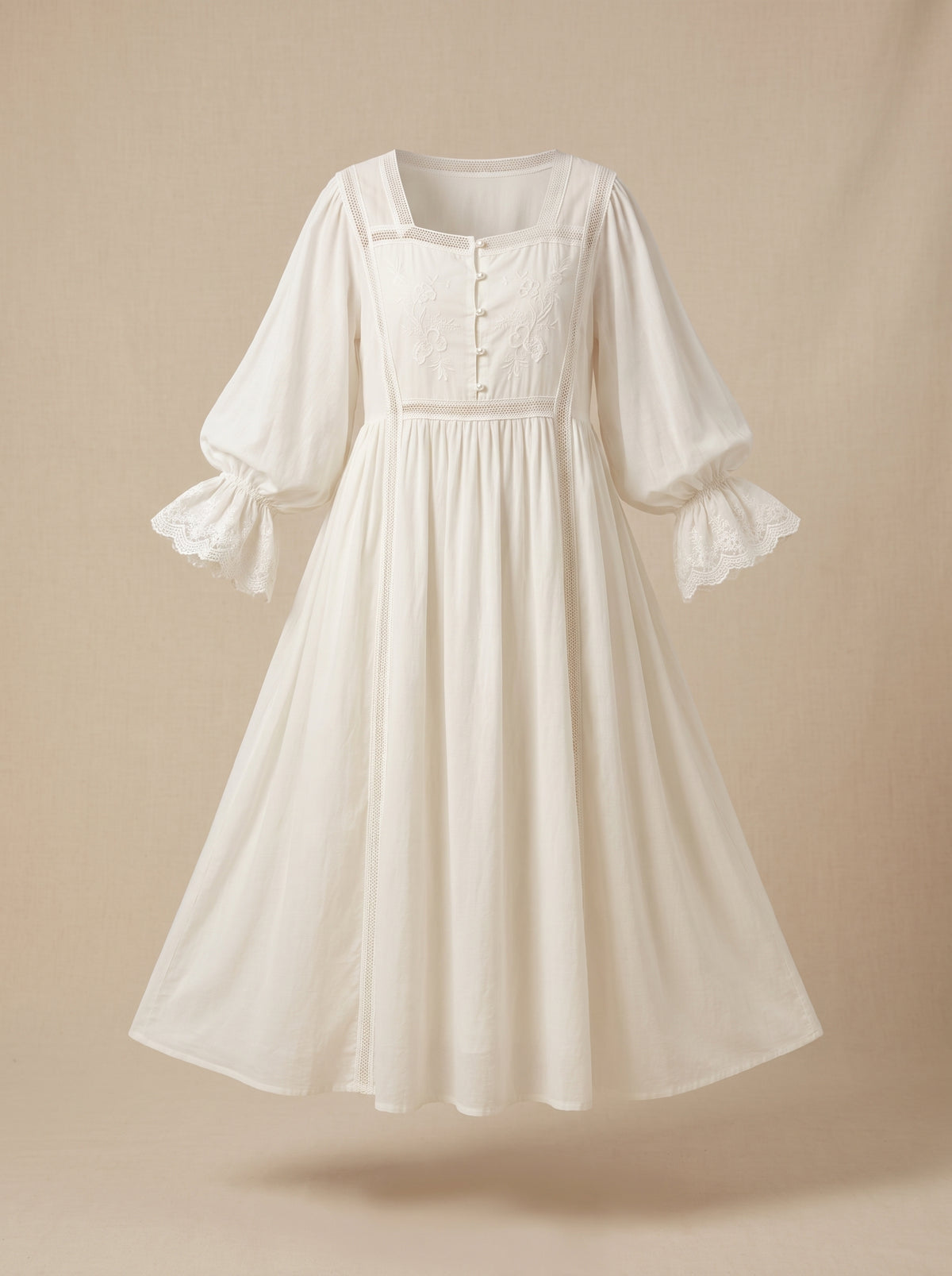Chemise de nuit longue en coton blanc a plastron brode, presentee a plat