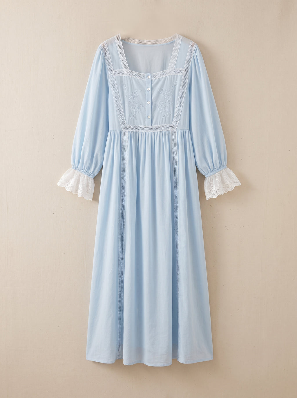 Chemise de nuit longue en coton bleu ciel a plastron brode, presentee a plat