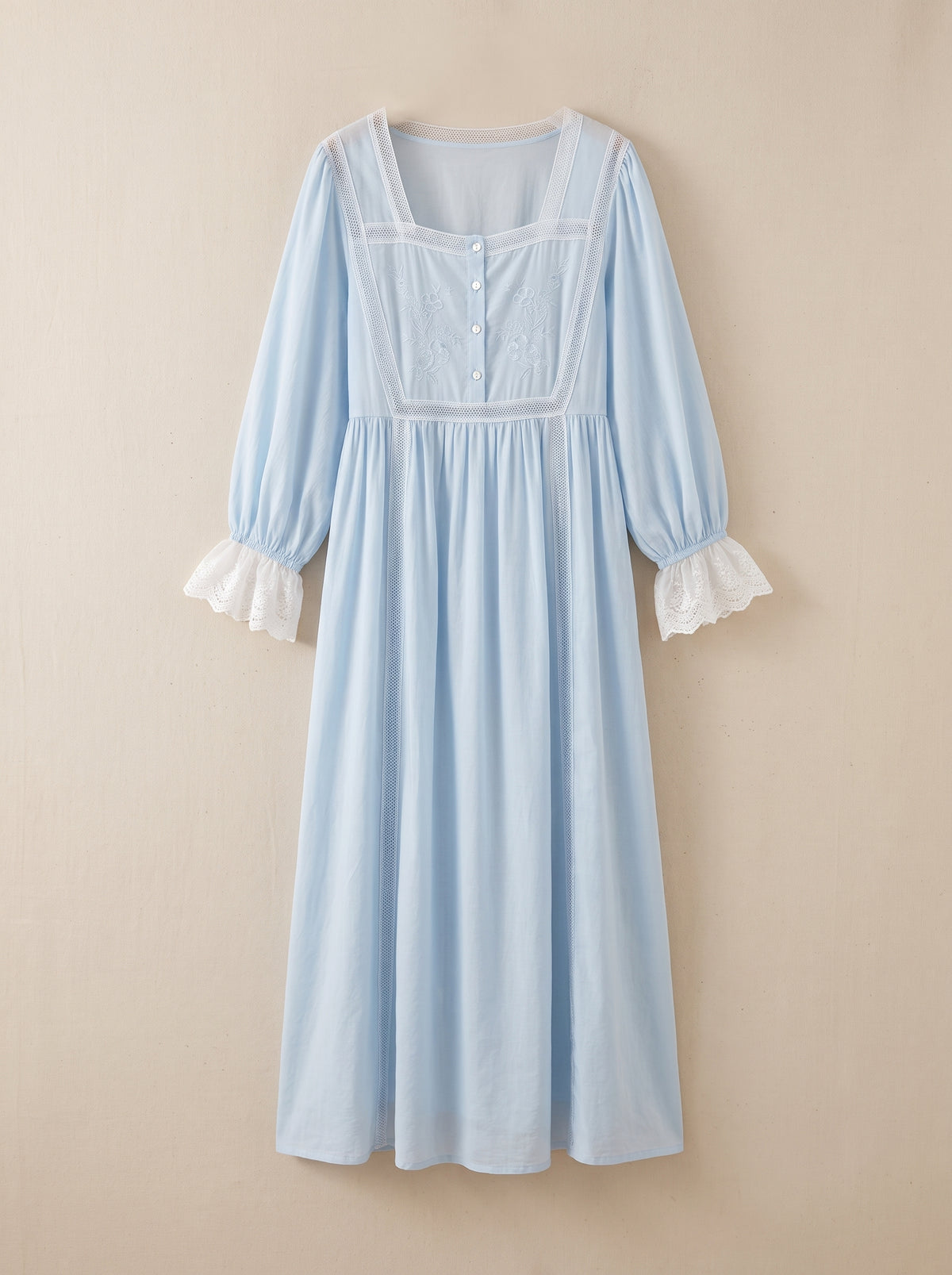 Chemise de nuit longue en coton bleu ciel a plastron brode, presentee a plat