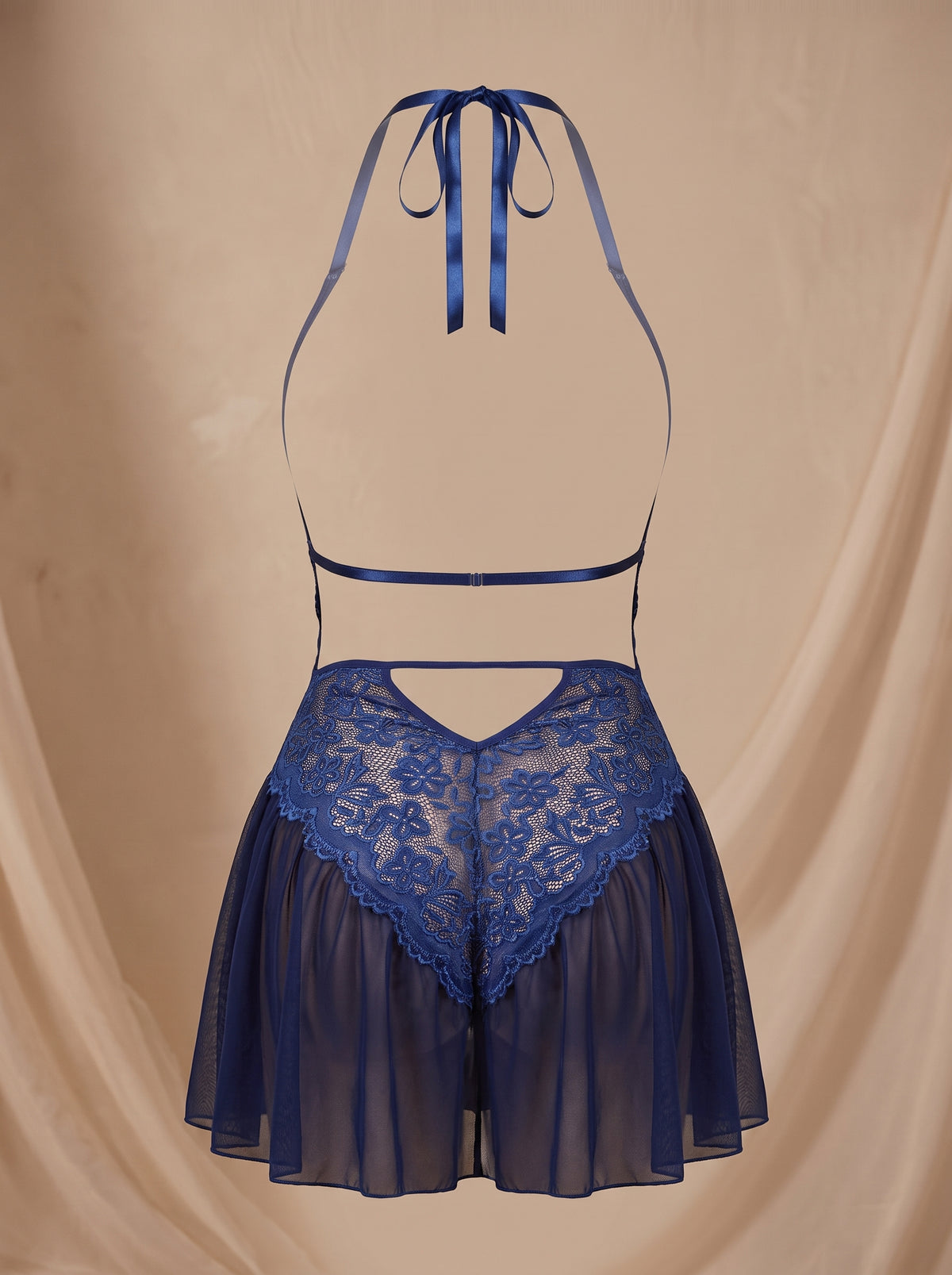 Nuisette bleue en dentelle, dos nu, vue de dos