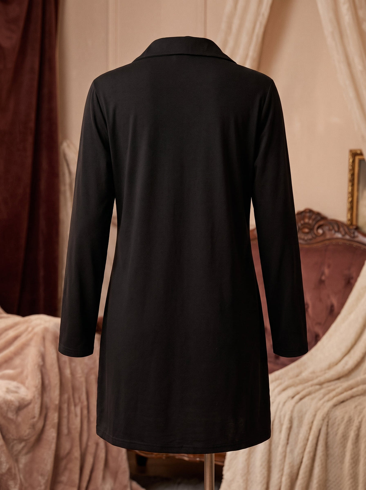Chemise de nuit noire vue de dos en mannequin invisible, col rabattu visible