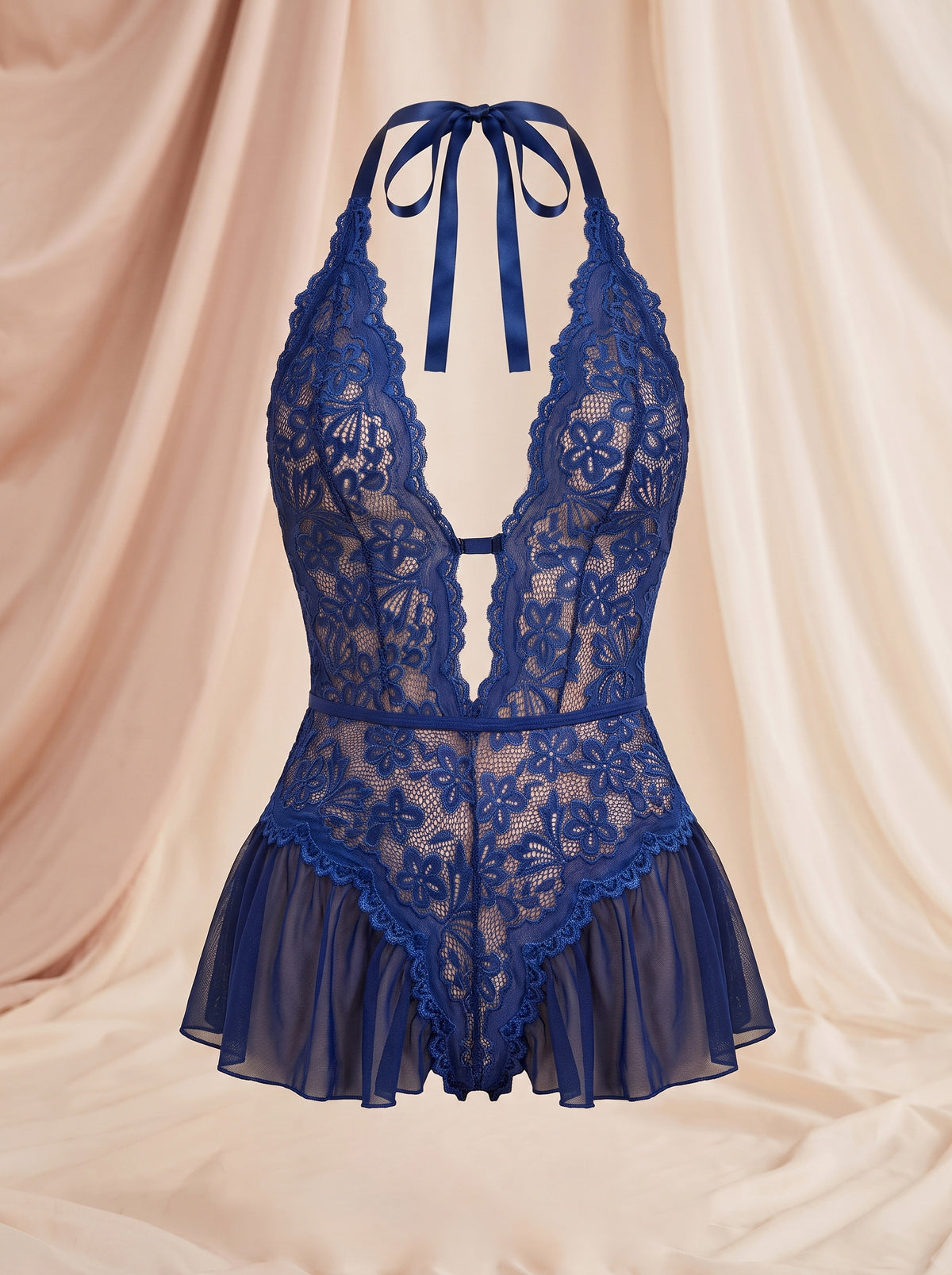 Nuisette bleue en dentelle et dos nu, décolleté en V et ruban noué à la nuque, vue de face