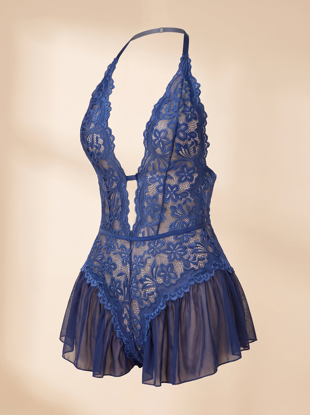 Nuisette bleue en dentelle et dos nu, décolleté en V, vue de face