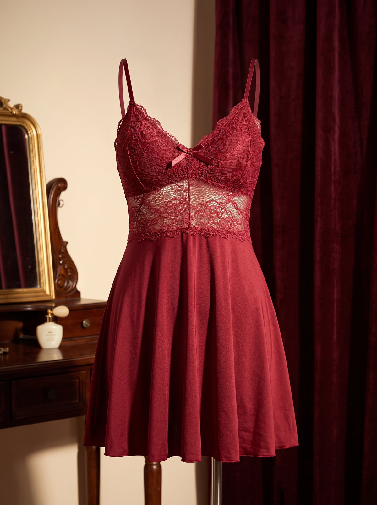 Nuisette rouge en dentelle présentée de face dans un décor boudoir