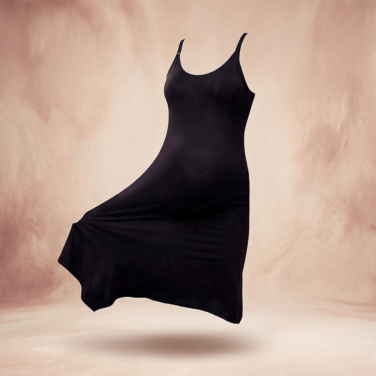 Nuisette d'allaitement noire sur mannequin invisible, clips d'allaitement sur les bretelles