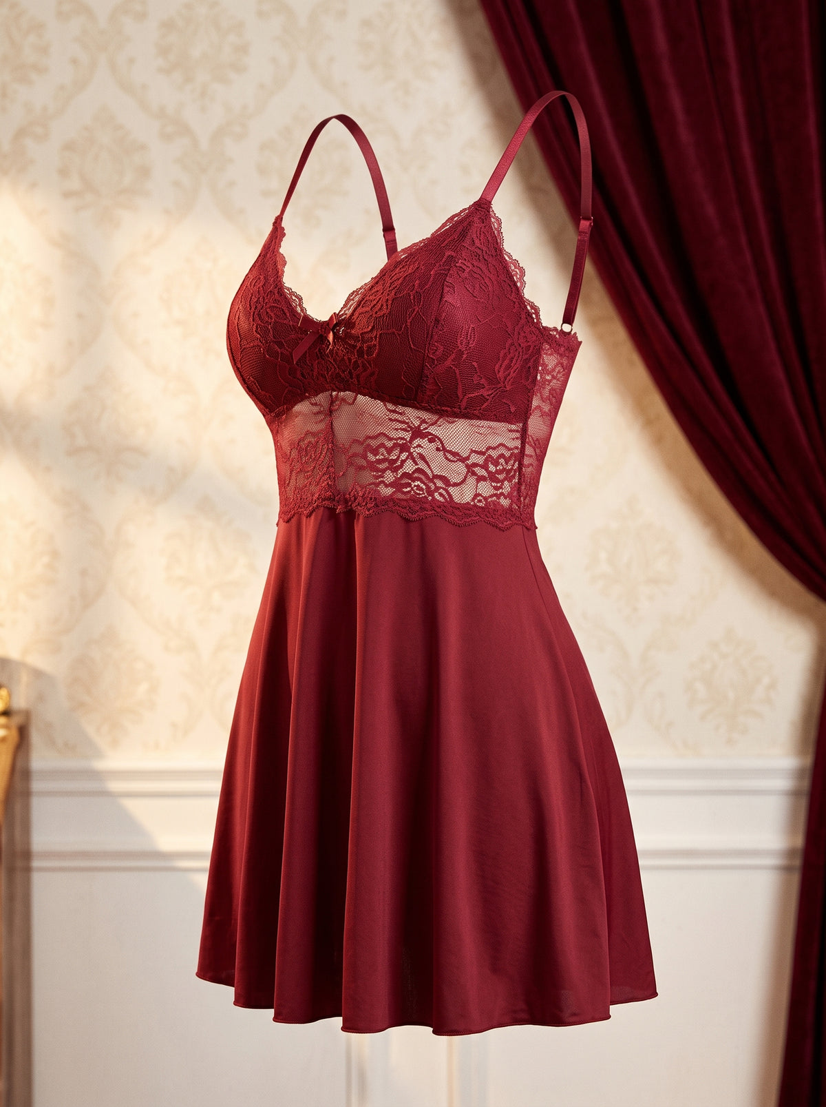 Nuisette rouge en dentelle vue de trois-quarts sur mannequin invisible