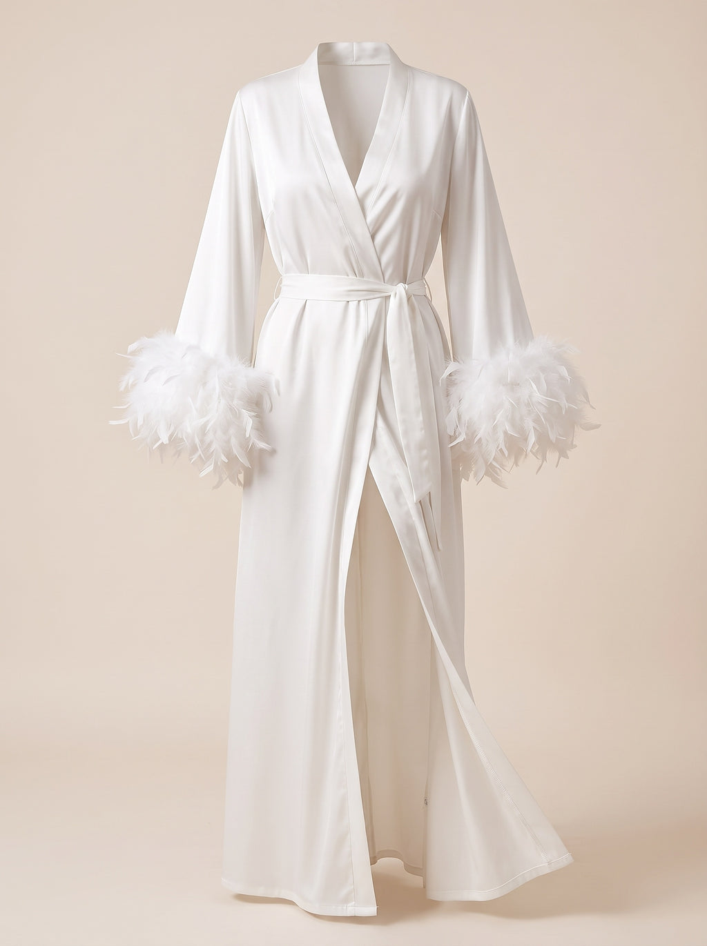Robe de chambre blanche à poignets plumes, mannequin invisible, vue de face