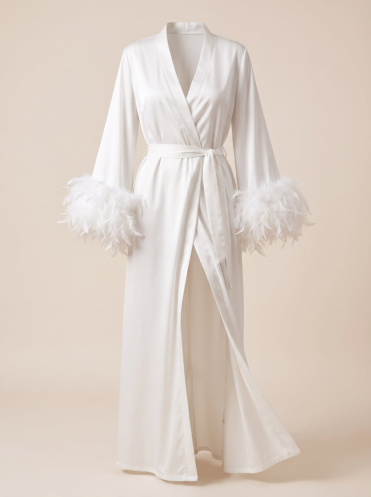Robe de chambre blanche à poignets plumes, mannequin invisible, vue de face