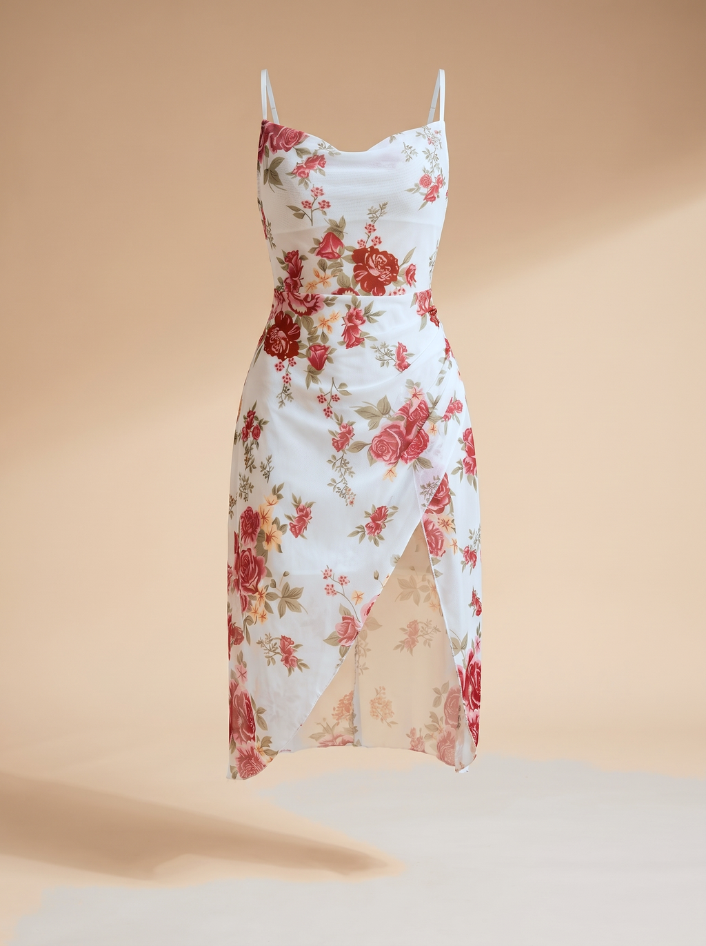 Nuisette blanche fleurie présentée sur mannequin invisible, ourlet asymétrique et fente ouverte haut sur la cuisse