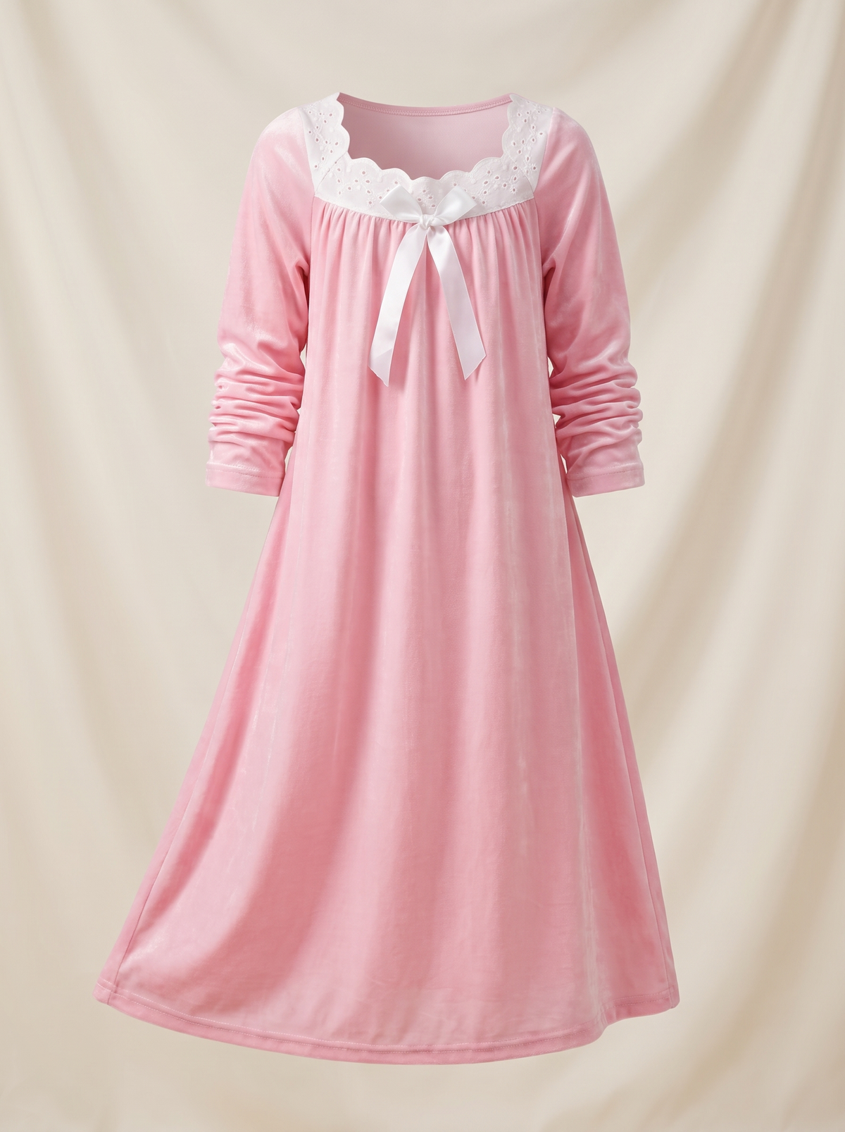 Chemise de nuit rose poudré pour petite fille, dentelle blanche au col et ruban noué, vue de face