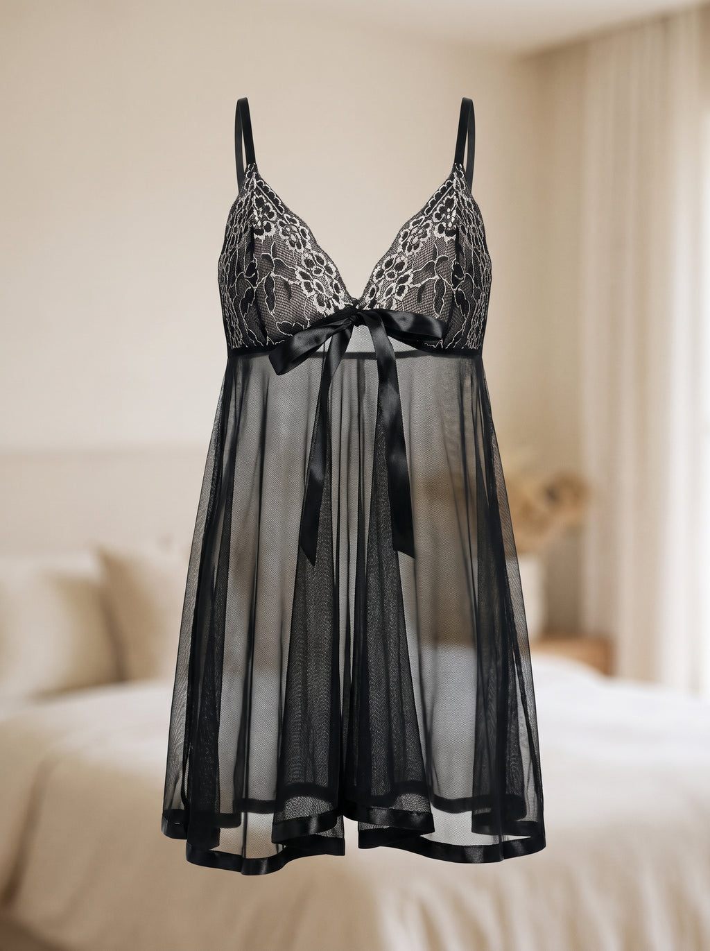 Nuisette noire vue de face sans mannequin, voile transparent et bonnets de dentelle brodée d’un fil clair