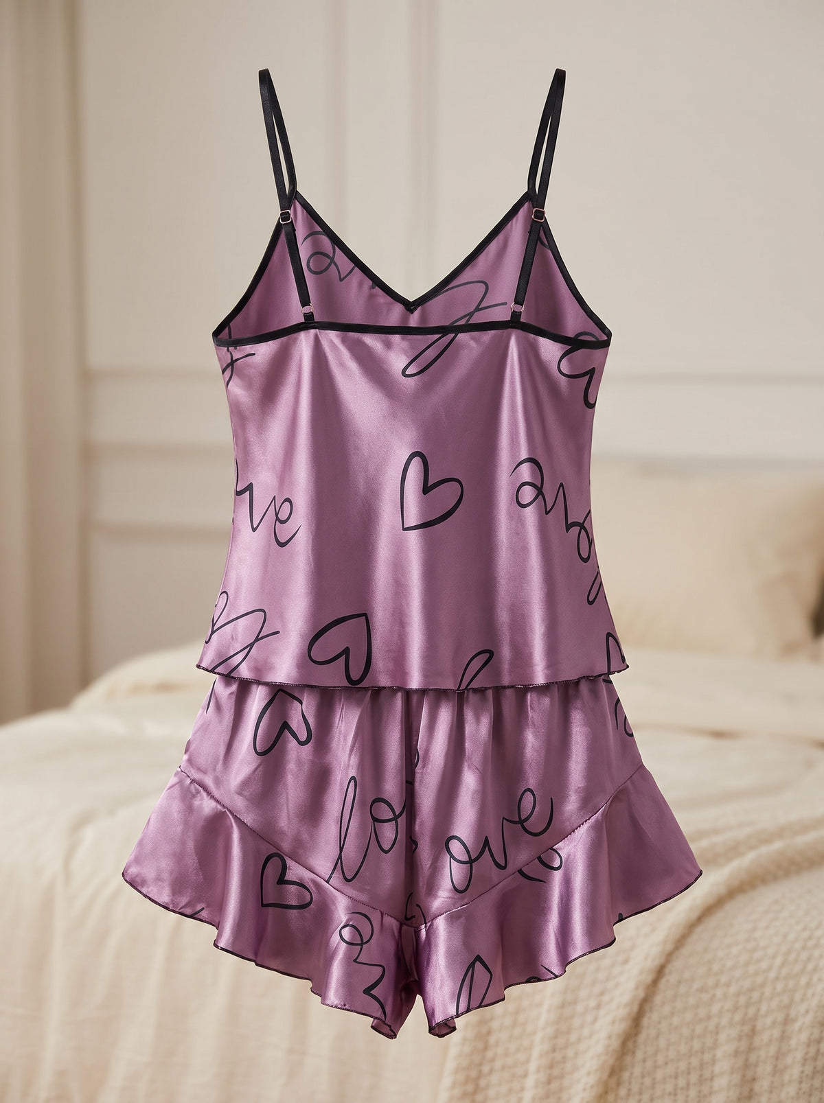 Pyjama satiné violet vu de face sans mannequin, coulisses de réglage des bretelles et volants du short