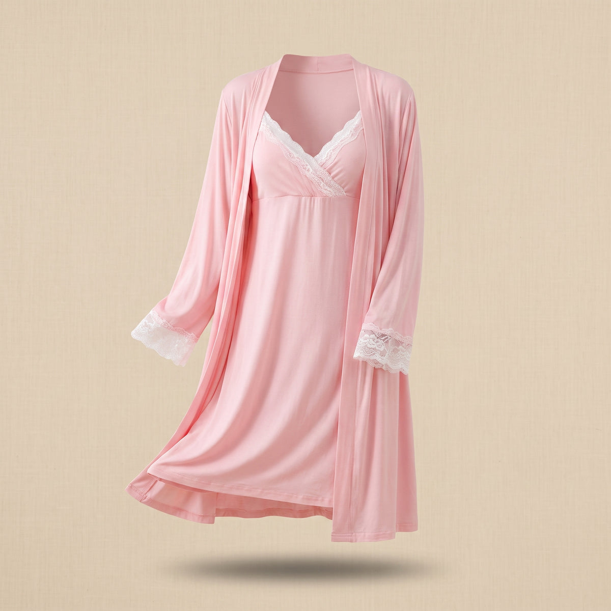 Ensemble nuisette et kimono rose poudre porte par mannequin invisible, fond neutre
