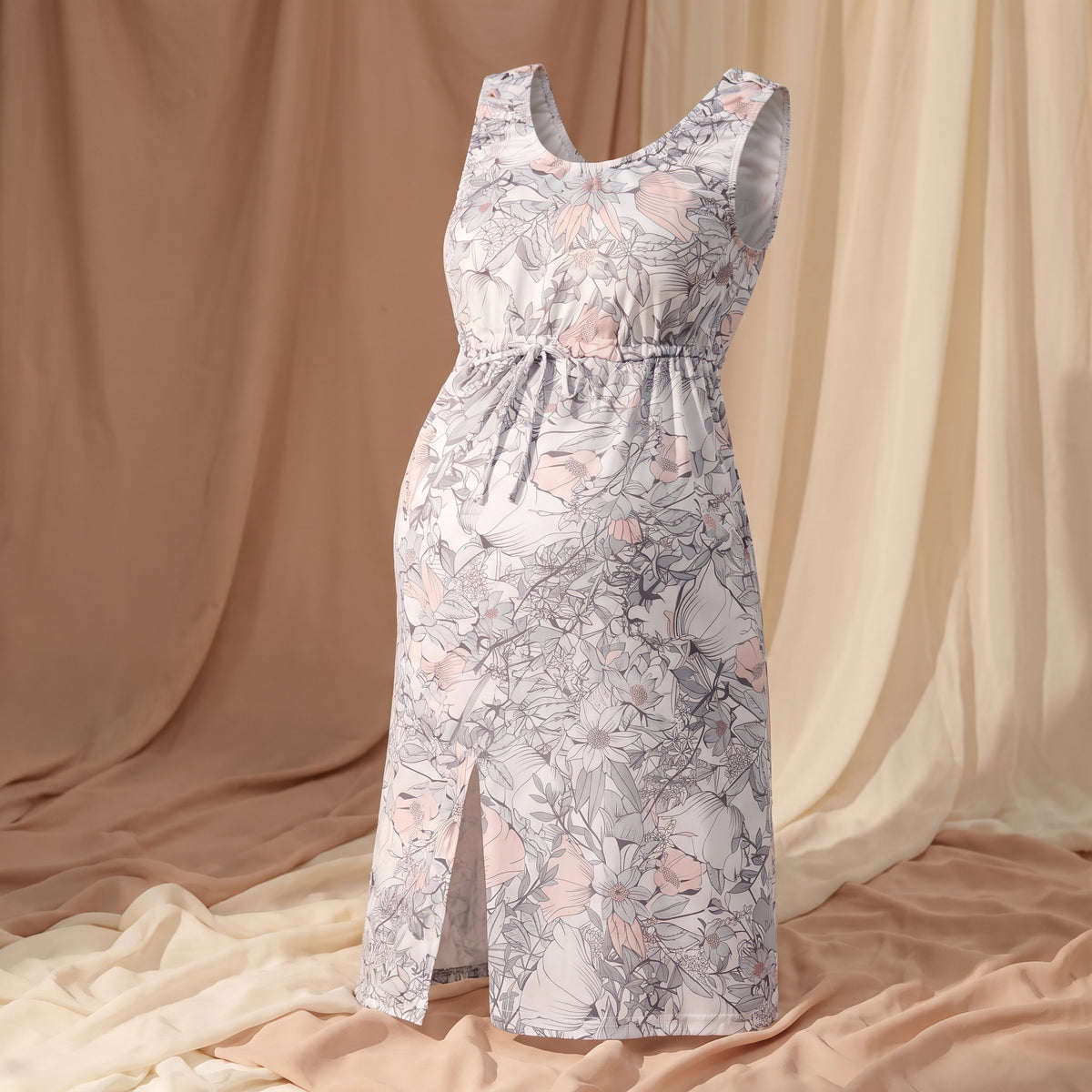 Nuisette de grossesse et d'allaitement à motif fleuri sur mannequin invisible, encolure ronde et bretelles larges froncées à boutons-pression