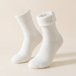 Lot de chaussettes blanches cocooning presentees en volume, effet mannequin invisible, revers polaire moelleux visible