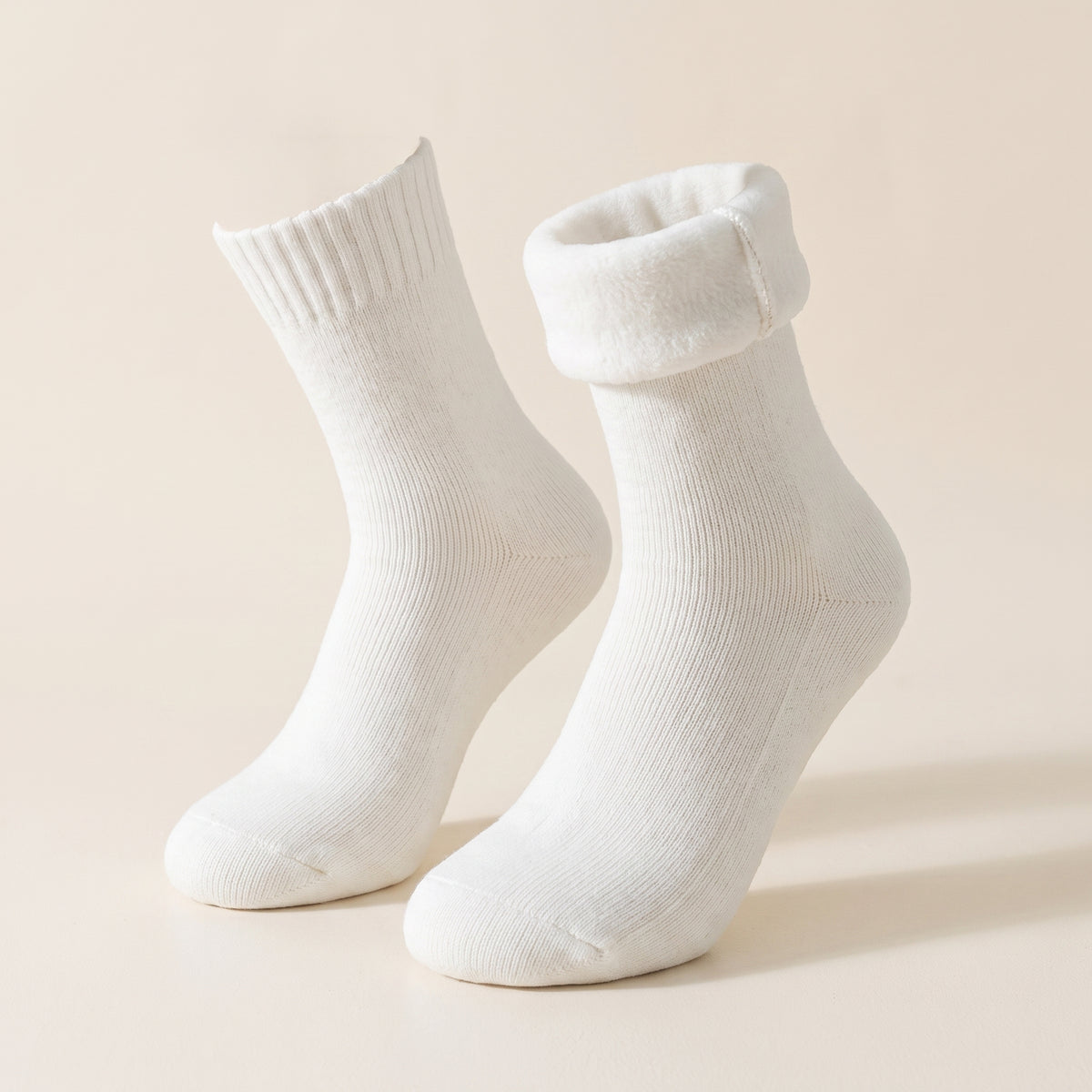 Lot de chaussettes blanches cocooning presentees en volume, effet mannequin invisible, revers polaire moelleux visible