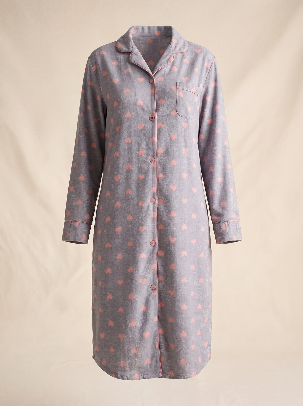 Chemise de nuit grise a coeurs roses presentee sur mannequin invisible, vue de face