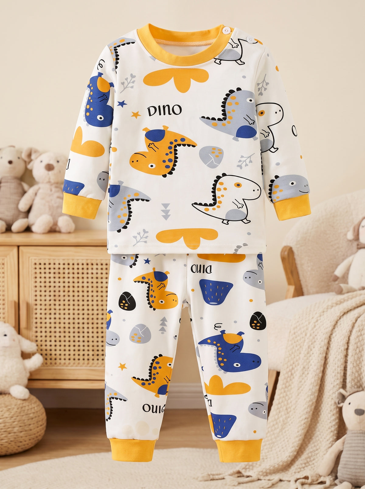 Pyjama garçon imprimé dinosaures vu de face sans mannequin, haut et pantalon