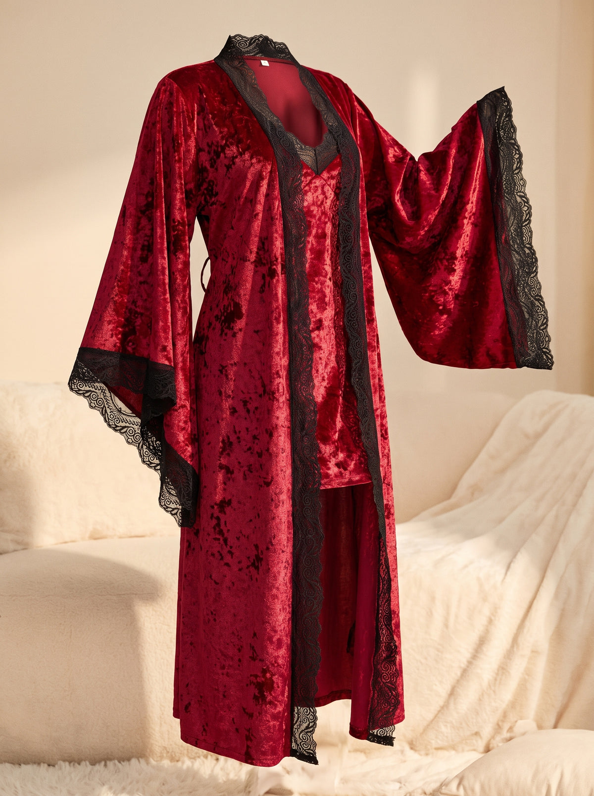 Ensemble nuisette et kimono rouge en velours à dentelle noire porté sans mannequin