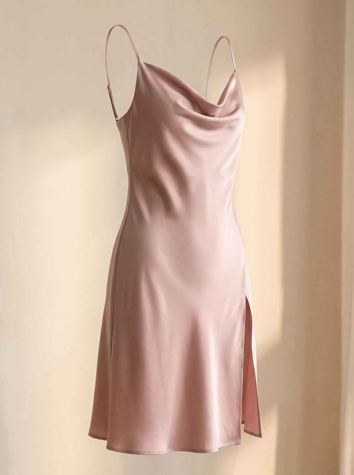 Nuisette en satin rose poudrée à décolleté drapé et fente, portée sans mannequin