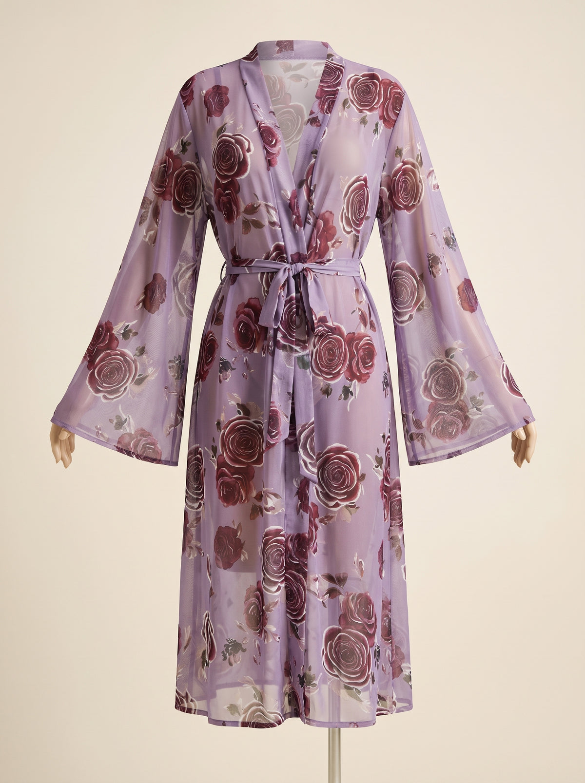 Peignoir kimono violet à roses présenté seul sur buste de présentation, manches en cloche écartées et ourlet au milieu du mollet