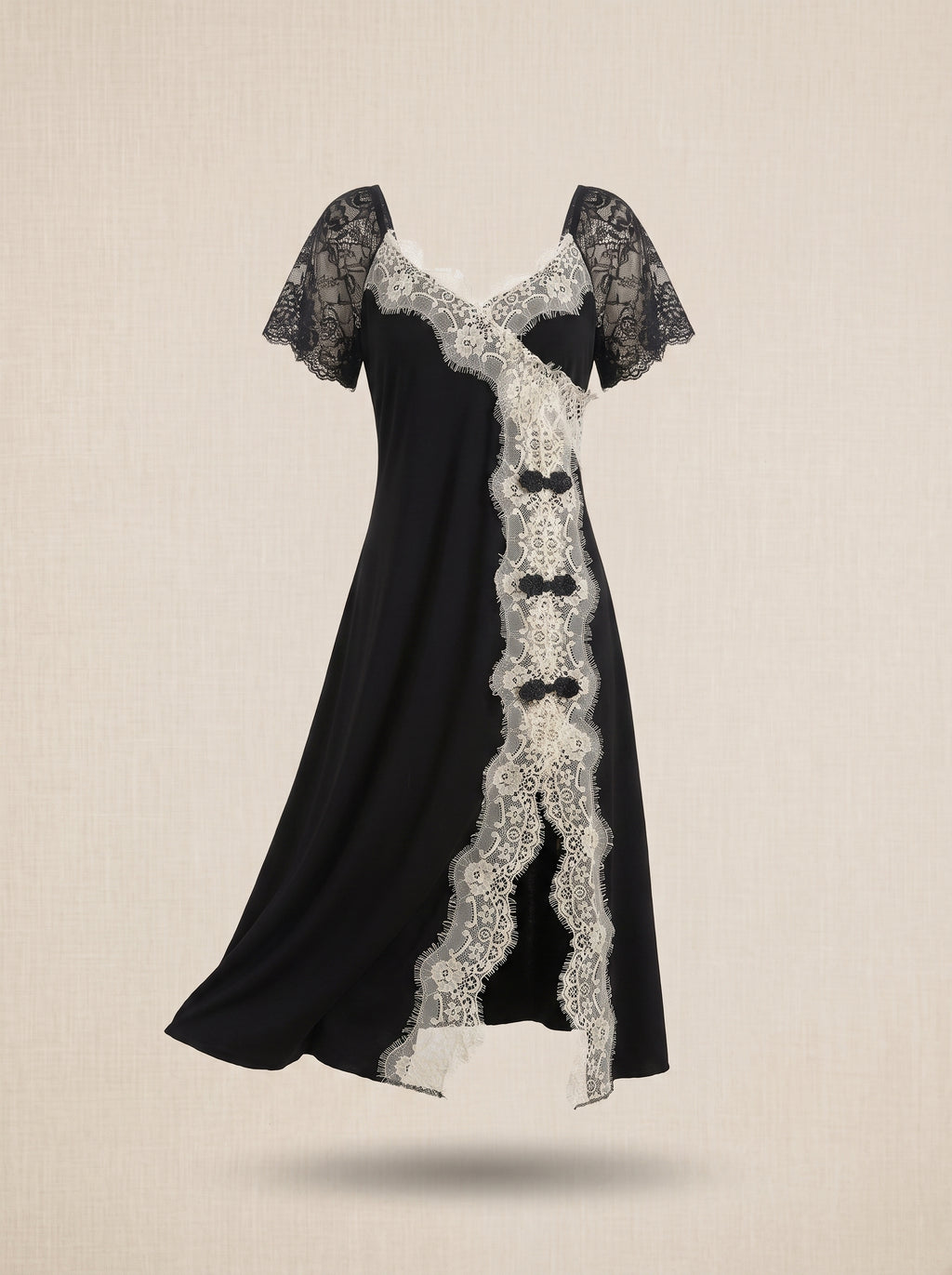Chemise de nuit noire en dentelle ivoire portee par un mannequin invisible, tombe fluide et volume naturel