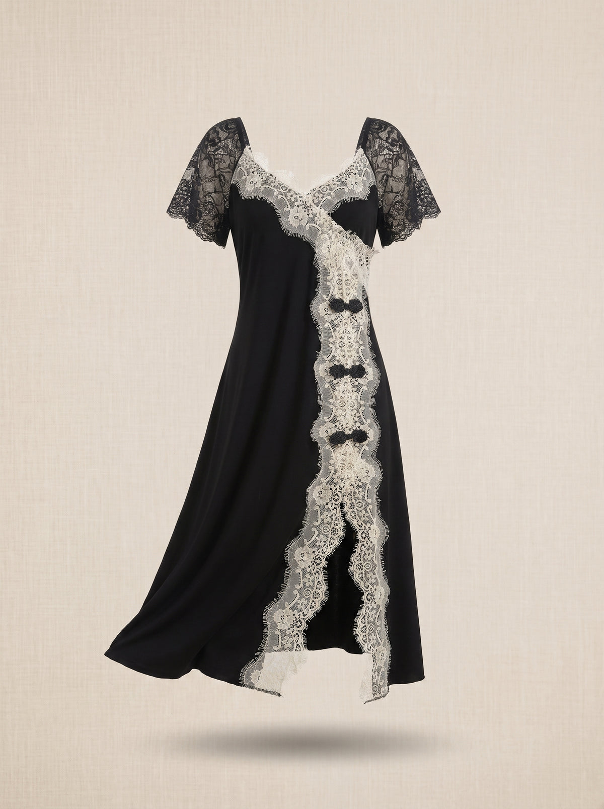 Chemise de nuit noire en dentelle ivoire portee par un mannequin invisible, tombe fluide et volume naturel