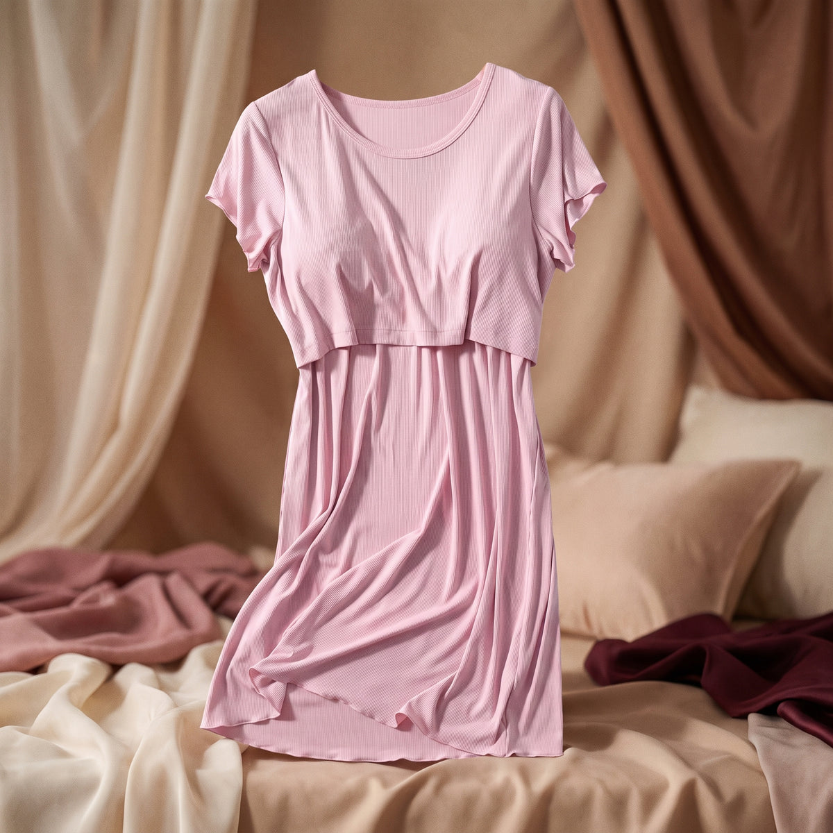 Nuisette de maternité rose poudré sur mannequin invisible, empiècement d'allaitement et jupe froncée