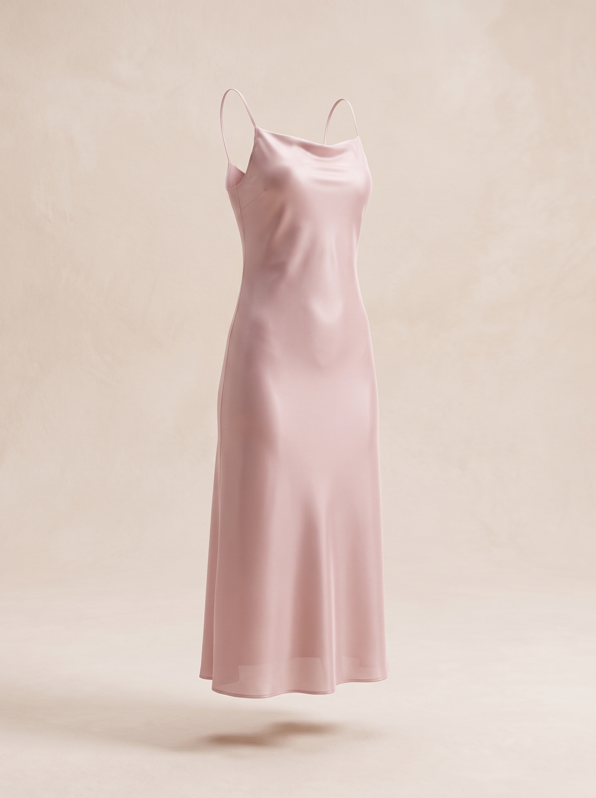 Nuisette longue rose en satin sur mannequin invisible, coupe fluide