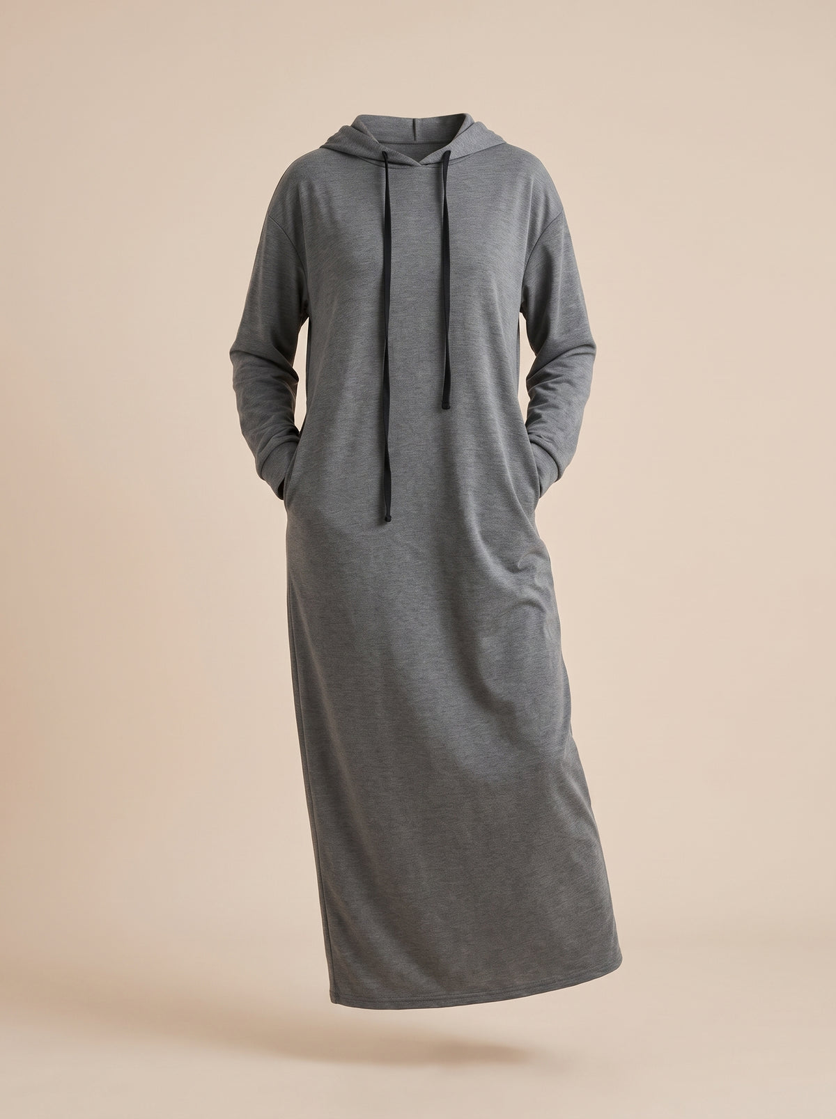 Nuisette longue à capuche gris chiné portée en mannequin invisible, vue de face sur fond neutre