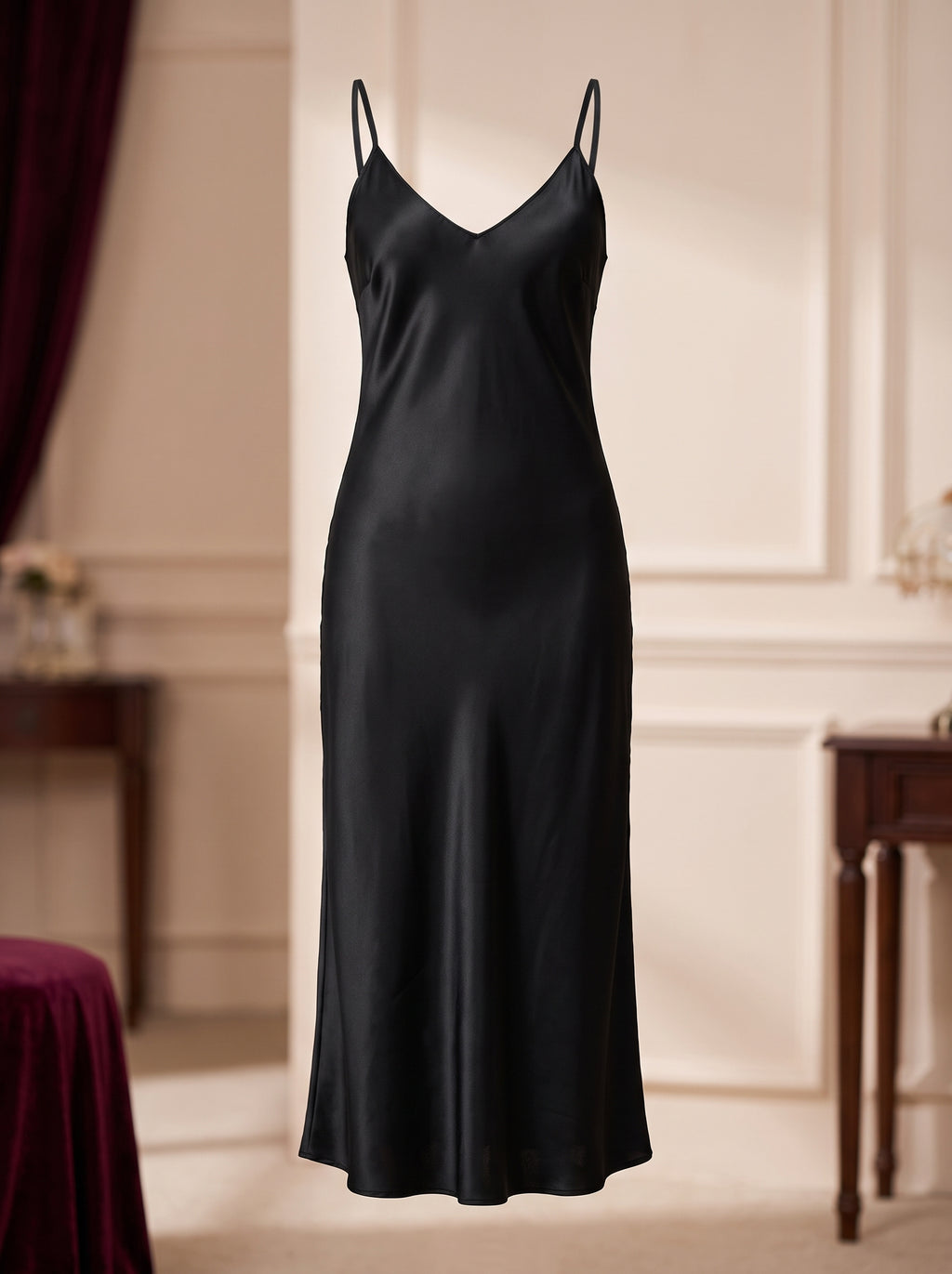 Nuisette mi-longue noire en satin en mannequin invisible, vue de face, du col a l ourlet